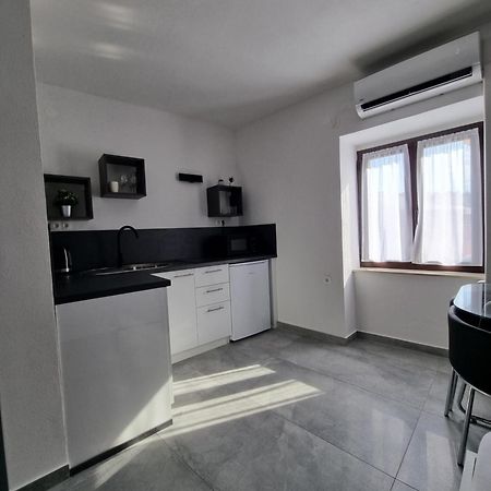 Apartments And Room Vela Senj  Εξωτερικό φωτογραφία