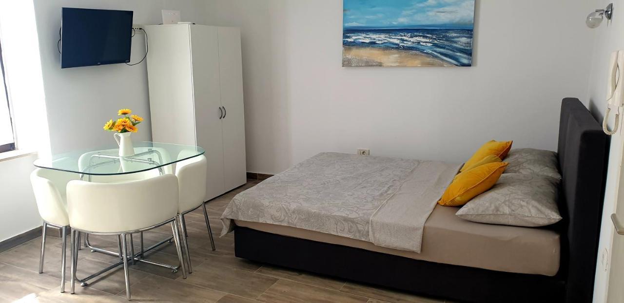 Apartments And Room Vela Senj  Εξωτερικό φωτογραφία
