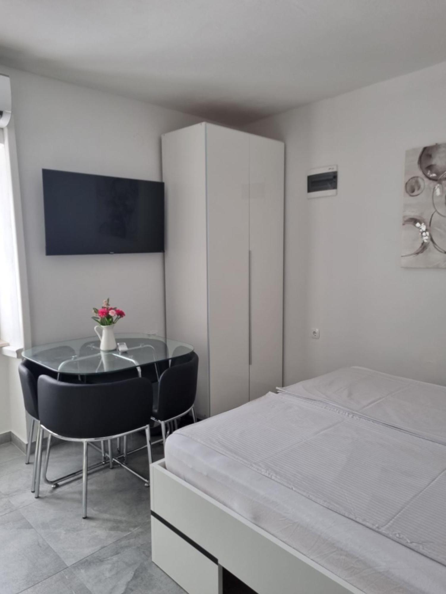 Apartments And Room Vela Senj  Εξωτερικό φωτογραφία