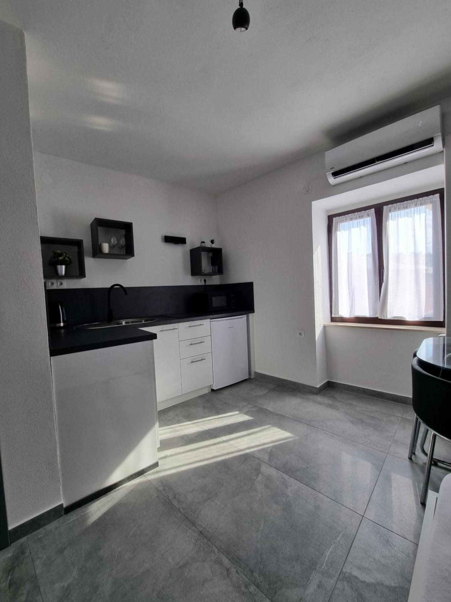 Apartments And Room Vela Senj  Εξωτερικό φωτογραφία